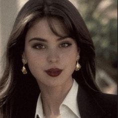 Elegant Smokey Eye, Natural Gothic Makeup, Old Fashion Makeup, Soft Vintage Makeup Looks, Classy Dark Makeup, Classy Face, Academia Aesthetic Makeup, Old Glam Makeup, Sultry Eyes