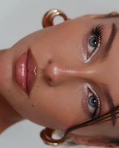 🔃 White Party Makeup, Simple White Makeup, White Makeup Inspo, White Pencil Makeup, Glowy Silver Makeup, Makeup Silver Eyeliner, Kevyn Aucoin Makeup 90s, Kevyn Aucoin Makeup Looks 90s, White Eyeliner Makeup Waterline