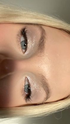 Prom Natural Makeup Looks, Light Makeup Eyeshadow, Makeup Ideas Cool Tones, Highlight Eyeshadow, Aesthetic Prom Makeup Looks, Makeup For Blue Eye, Makeup For Winter Formal, Shine Eye Makeup, Light Makeup For Blue Eyes
