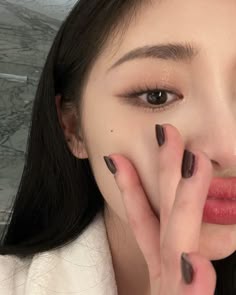 Asian Brown Eye Makeup, Brown Eye Makeup Asian, Dark Eye Makeup Asian, Dewy Makeup Look Asian, Korean Dark Eye Makeup, Korean Nose Shape, Ulzzang Eyebrows, Ullzang Eye Makeup, Soft Arch Eyebrows Korean