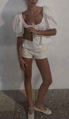 Casual Linen Mini Skirt For Spring, Linen Mini Skirt Outfit Summer, Chic Spring Linen Mini Dress, Spring Linen Mini Skirt In Relaxed Fit, Chic Linen Mini Skirt For Spring, White Mini Shorts Outfit, Summer Mini Linen Skirt, Summer Linen Mini Skirt, White Ruffled Shorts Outfit