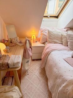 a bedroom with a bed, desk and window in the corner on top of it