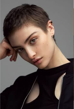 Short Hair Buzzcut, Buzz Cut On Women, Buzzcut Woman, Woman Buzzcut, Buzz Cut Girl, Buzz Hair Women, Shaved Head Hair, Buzzcut Women, Girls With Buzzcut