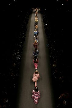 Famous Fashion Photographs, Red Carpet Top View, Fashion Show Pictures, Fashion Week Theme, Empty Runway, Fashion Design Runway, Dark Runway, Run Way Aesthetic, Fashion Goals