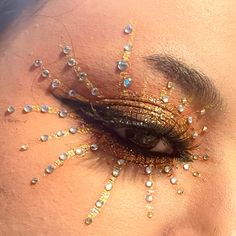 Sun Goddess Costume, Sun And Moon Costume, Festival Make Up, Goddess Makeup, Gold Eye Makeup, Show Makeup, Funky Makeup, Bal Masqué, Gold Makeup