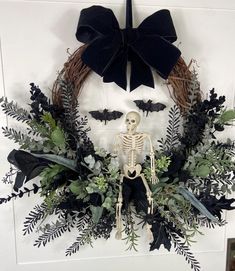 Halloween Door Wreaths Diy, Halloween Reef, Spooky Wreath Diy, Halloween Wreaths Diy, Halloween Wreath Ideas Diy, Skeleton Wreath Halloween Diy, Halloween Wreaths, Halloween Wreath Ideas, Halloween Grapevine Wreath
