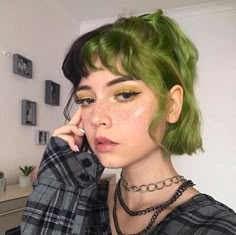 Grunge Hairstyle, Split Dyed Hair, Cabelo Verde, Boring Hair, Split Hair, 90s Hairstyles, Dye My Hair, Cut My Hair, Grunge Hair