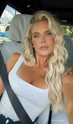 Pamela Anderson Hair Color, Long Blonde Hair Ideas, Blonde With Root, Hollywood Blonde, Blonde Hair Old Money, Bombshell Blonde Hair Color, Bright Blonde Around Face, Southern Blonde Hair, Madison Lecroy Hair