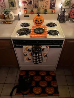 Halloween Decorated Kitchen, Halloween Aesthetic Kitchen, Kitchen Halloween Decorations, Halloween Kitchen Aesthetic, Halloween Apartment, Spooky Halloween Kitchen Accessories, Halloween Themed Kitchenware, Cozy Halloween Kitchen Setup, 90s Halloween Kitchen