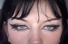 Spider Web Eye Liner, Subtle Goth Eyeliner, Witch Makeup Eyeliner, Witch Eyeliner, Cool Goth Makeup, Simple Halloween Eye Makeup, Spooky Eyeliner Looks, Web Eye Makeup, Challenging Makeup Looks