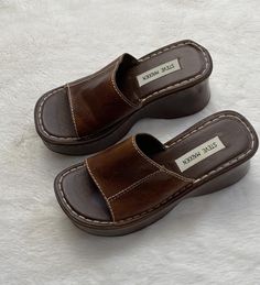 Brown Sandles, Comfortable Everyday Shoes, Sandals With Heels, Sandal Inspo, Brown Summer Shoes, Heeled Clogs, Vintage Shoe, 90s Summer Shoes, 90s Shoes Aesthetic