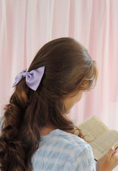 Purple Ribbon Hairstyle, Lilac Bow Aesthetic, Purple Bow Hairstyle, Purple Hair Ribbon, Purple Hair Scarf, Lilac Hair Accessories, Lilac Bow, Bandana Hairstyles For Long Hair, Purple Hair Bow