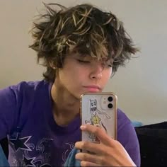 Male Short Hair Dye Styles, Fluffy Hair Blonde Highlights, Men Dyed Hair Ideas Brown, Mens Dyed Hair Ideas Short, Guys Dyed Hair Ideas, Men’s Dyed Hair Ideas, Dyed Tips Male, Men’s Short Dyed Hair, Messy Boys Hair