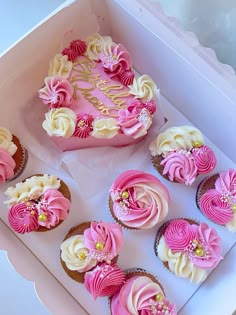 Mini cake Bento - Box - Cupcakes Heart Bento Cake With Cupcakes, Bento Cake Desing, Bento Cake And Cupcake Box, Bento Cake And Cupcake, Bento Cake With Cupcakes Box, Mini Cakes Ideas Birthday Simple, Cake Bento Box Ideas, Bento Cake Design Ideas, Bento Cakes Designs
