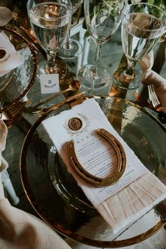 Western Theme Dinner, Cowboy Theme Wedding Decor, Country Wedding Table Settings, Classy Cowboy Party, Western Dinner Party Ideas, Timeless Western Wedding, Western Dinner Party Decor, Chic Country Wedding, Western Table Settings Ideas