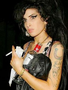 Amy Winehouse Nails, Amy Winehouse Lightning Tattoo, Amy Winehouse Bracelet, Amy Winehouse Gloves, Amy Winehouse Red Lipstick, Amy Winehouse Lighter, Amy Wine House Costumes, Amy Winehouse Wine, Amy Winehouse Eyes Tattoo