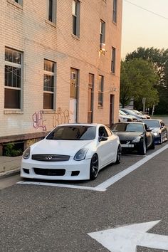 there are many cars parked on the side of the street