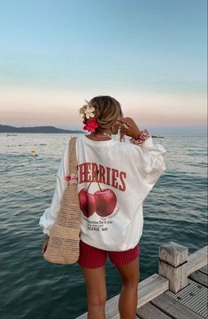Oversized Sweatshirt Outfit Summer, Sweatshirt Beach Outfit, Santa Barbara Outfit Summer, Beach Sweatshirt Outfit, Oversized Sweatshirt For Summer Vacation, Trendy Oversized Summer Sweatshirt, Sweatshirt Summer Outfit, Summer Sweatshirt Outfit, Summer Cherry Outfit