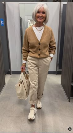 Style After 70, Casual Grandma Outfits, Older Woman Fashion, Elegant Modest Everyday Outfits, Over 60 Styles For Women, Grandma Outfit Ideas, Grandma Fall Outfits, 60 Year Old Woman Aesthetic, Old Woman Outfit