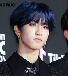 Medium Length Hair Up, Han With Blue Hair, Bluesung Era, Han Blue Hair, Han Dark Blue Hair, Skz Blue Hair, Han Jisung Blue Hair, Skz Han Blue Hair, Blue Hair Han Jisung