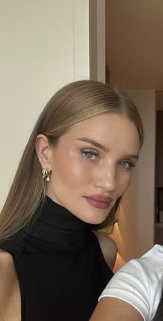 Rosie Hair, Blond Hair Trends 2023, Blonde Looks, Hair Trend 2024 Women, Blonde Makeup Looks, Sleek Blonde Hair, Rosie Huntington Whiteley Makeup Natural, Rose Huntington Whiteley, Rosie Huntington Whiteley Aesthetic