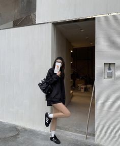 Korean Sambas, Styling Black Adidas Superstar, Black Adidas Superstar Shoes Outfits, Adidas Samba Black Outfit, Fits With Adidas Superstar, Adidas Superstar Outfit Aesthetic, All Star Black Outfit, Black Sambas With Shorts, Adidas Japan Shoes Outfit