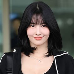 Momo Twice Wolf Cut, Momo Twice Short Hair, Korean Thick Bangs, Momo Twice Hair, Hirai Momo Short Hair, Momo Short Hair, Momo Bob Hair, Lisa Short Hair With Bangs, Momo Hirai Short Hair