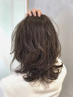 Shag Cut Back, Wavy Hair Medium Length Haircuts, Wolf Cut From The Back, Haircut Shoulder, Wavy Short Layered Hair, Wolfcut Hair Wavy Medium, Wolfcut For Thick Wavy Hair, Wolf Haircut Thick Wavy Hair, Light Wolfcut Medium Hair