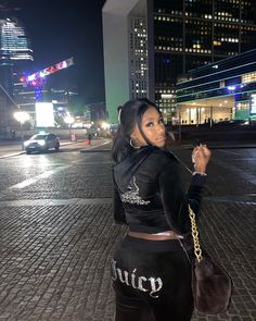Juicy Couture Track Suit Outfits, Juicy Catore Track Suit Outfit, Juicy Couture Track Suit Aesthetic, Juicy Couture Tracksuit Outfit, Original Juicy Tracksuit, Femme De Juicy Tracksuit, Juicy Couture Tracksuit Fashion Inspiration, Black Juicy Couture Outfit, Black Juicy Couture Tracksuit Outfit