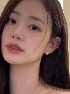 Wondering how to achieve the perfect Korean makeup look? Look no further than these 10 best tips, from aegyo-sal to gradient lips! Makeup Asia, Makeup Ala Korea, No Make Up Make Up Look, Asian Makeup Looks, Korean Makeup Look, Korea Makeup, Eye Makeup Styles, Soft Makeup Looks, Makeup For Teens