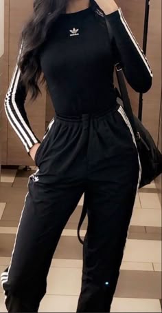 Casual Sport Outfits, Trendy Gym Outfits For Women, Sporty Black Outfits, Adidas Jogging Pants Outfit, Dark Sporty Outfit, Gym Modest Outfit, Black Sporty Tracksuit For Gym, Sporty Outfits Adidas, Gym Outfit Modest