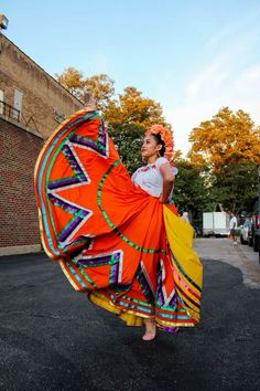 Traditional Mexican Dance Dress, Folklorico Poses, Michoacan Traditional Dress, Mexico Folklorico Dress, Michoacan Folklorico Dress, Mexican Clothing Style, Jalisco Skirt, Mexican Traditional Clothing, Michoacan Mexico Culture