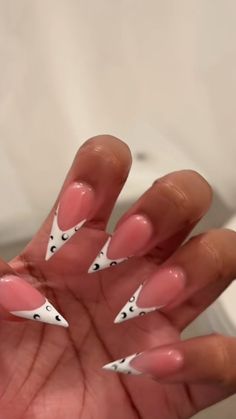 Almond Stiletto Nail Ideas, Stilleto Nail Idea Simple, Cute Nail Designs Stilettos, Nail Ideas Pointy Shape, Silleto Nails, O Initial Nails, Short Pointed Nails Design, White Designed Nails, Short Stilleto