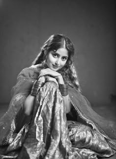 Vintage Indian Photoshoot, Sajal Aly Aesthetic, Desi Vintage Photography, Black Sari Photoshoot Poses, Sajal Ali Aesthetic, Sajal Ali Photoshoot, Sajal Aly Photoshoot, Sajal Ali Aesthetic Pics, Indian Traditional Vintage Photoshoot