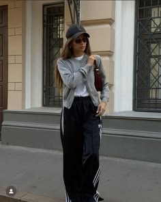13 Track Pants Outfit Ideas - The Wandering Girl Athletic Pants Outfit, Black Track Pants Outfit, Adidas Track Pants Outfit, Adidas Pants Outfit, Black Adidas Pants, Track Pants Outfit, Sporty Chic Outfits, Casual Sporty Outfits, Adidas Hose