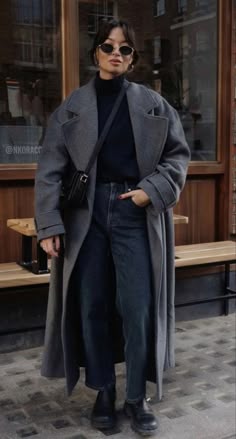 Dark Coat Outfit, Trend Winter Outfit 2024, Winter Outfits Trend 2024, 2024 Winter Jeans Outfit, Dark Gray Outfit, Edgy Long Winter Coat, Jeans Style Winter 2024, Jeans Winter 2024, Dark Gray Coat Outfit