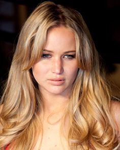Dirty blonde Katniss Hair Color, Jennifer Lawrence Hair Color, Katniss Everdeen Hair Color, Jennifer Lawrence Best Hair, Jennifer Lawrence Blonde Hair, Sophie Turner Blonde Hair, Jennifer Lawrence Honey Blonde Hair, Jennifer Lawrence Hair Curtain Bangs, Sophie Turner Strawberry Blonde