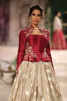 Jacket Style Suits, Long Designer Blouse, Blouses For Lehengas, Jacket Style Blouse Designs, Blouse Long Designs, Lehenga And Blouse Designs, Lehnga Top Designs, Blouse Designs Long, Blouse Designs Long Length