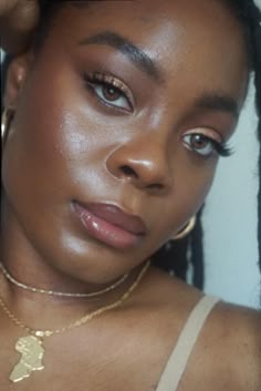Makeup Looks Subtle, Light Day Makeup, Simple Summer Eyeshadow Looks, Simple Eye Looks, Dewy Skin Look, Subtle Gold Makeup, Tonal Makeup, Soft Daily Makeup, Day Makeup Looks Natural
