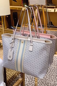 Expensive Tote, Tory Burch Tote Bags, Brand Tote Bags, Tote Bag Branded, Branded Bags For Women, Bag For Girls Fashion, Tote Bag Brand, Woman Handbag, Luxury Tote Bag