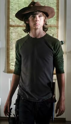 Carl grimes😻 Carl Grimes Full Body Pic, Old Man Carl Grimes, Carl Grimes Wallpaper Aesthetic, Carl Grimes Wallpaper Iphone, Carl Grimes Actor, Carl Grimes Hot Wallpaper, Carl Grimes Costume, Carl Grimes Wallpaper, Carl Grimes Background