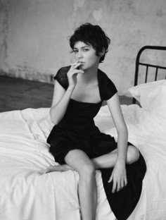 Feminine With Short Hair, Short Romantic Hair, Romantic Bob Hairstyles, Romantic Bob, Short Hair Romantic Style, Bombshell Short Hair, Romantic Short Hair, Anne Hathaway Curly Hair, Anne Hathaway Hair Curly