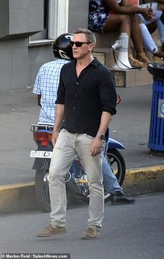 James Bond Casual, Daniel Craig Summer Style, James Bond Black Polo, James Bond Casual Style, Bond Casual Style, James Bond Smart Casual, James Bond Daniel Craig Outfits, Daniel Craig Outfit, James Bond In Shorts