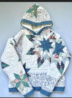 Quilted Hoodie Pattern Free, Quilt Jacket Pattern Diy, Quilt Upcycle Ideas, Blanket Hoodie Pattern, Quilt Block Hoodie, Quilted Jacket Pattern Diy, Quilt Sweatshirt Diy, Quilt Sweater, Quilt Hoodie Diy