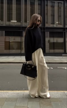 Turtleneck Sweater Style, Autumn Chic Fashion, Chic Outfits For Winter, Academic Casual Outfit, Polished Aesthetic Outfits, Demure Look, Classic Rich Outfits, Minimalistic Elegant Style, Sleek Chic Outfit