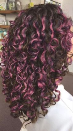 Pink Curls, Dyed Curly Hair, Highlights Curly Hair, Brown Curly Hair, Curly Hair Photos, Hair Streaks, Colored Curly Hair, Pretty Hair Color, Curly Hair Inspiration