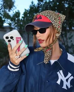 Hailey Bieber Scarf Over Hat, Hailey Bieber Hats, Hailey Bieber Hat And Scarf, Bandana And Hat Style, Hat With Scarf Outfit, Hailey Bieber Festival Style, Hailey Bieber Accessories, Hailey Bieber Sunglasses, Barettes Hat Outfit