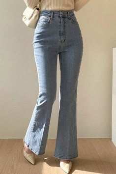 Flared Jeans Bootcut, Women Boot Cut Jeans, Boot Cut Jrans, Fitted Pants Outfit Jeans, Cute Tops For Women With Jeans, Bootcut Jeans For Girls, Bottom Jeans Outfit, Flared Jenas, Boot Pant