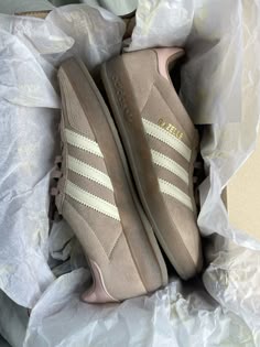 #adidas #shoes #shopping #adidassambas #adidasspezials #adidasshoeswomen #sneakers #summerstyle #ootd #styleinspo #summershoes Adidas Flat Shoes, Beige Adidas Shoes, Gazelle Fig, Adidas Gazelle Wonder Quartz, Adidas Shoes Women Beige, Addidas Shoes Beige, Adidas Gazelle Wonder Taupe, Gazelle Wonder Quartz, Adidas Casual Beige Sneakers