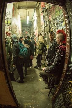 City Punk Aesthetic, Urban Punk Aesthetic, 90s Grunge Scene, Punk City Aesthetic, Street Punk Aesthetic, Punk Club Aesthetic, Trash Punk Aesthetic, Punk Aesthetic Photography, 90s Punk Photography